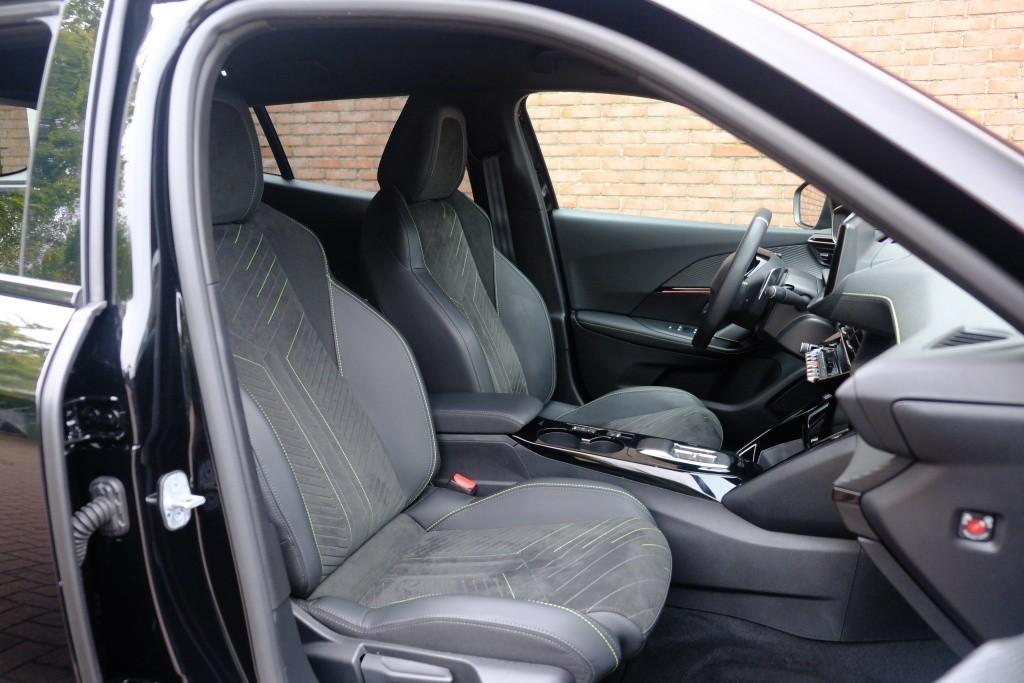 Peugeot 2008 1.2 Hybrid 145pk e-DCS6 GT | Navi | App Connect | Adaptive Cruise | Keyless | Alcantara | Camera | PDC afbeelding 6