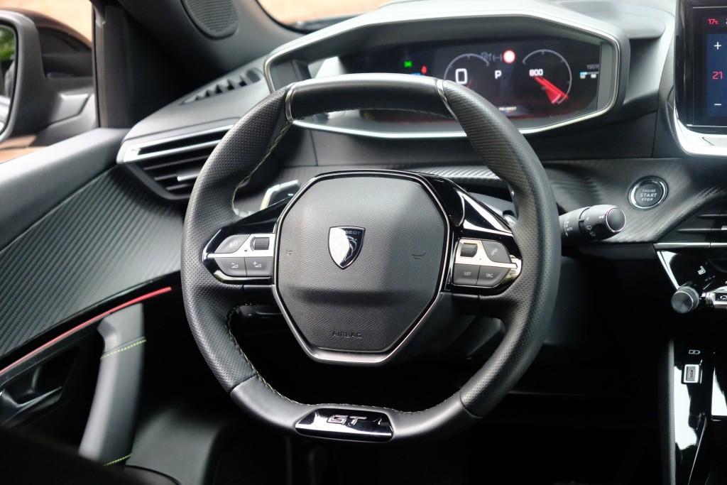 Peugeot 2008 1.2 Hybrid 145pk e-DCS6 GT | Navi | App Connect | Adaptive Cruise | Keyless | Alcantara | Camera | PDC afbeelding 8