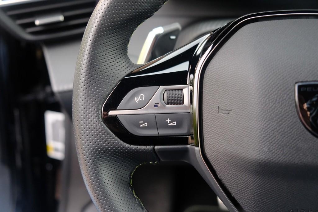 Peugeot 2008 1.2 Hybrid 145pk e-DCS6 GT | Navi | App Connect | Adaptive Cruise | Keyless | Alcantara | Camera | PDC afbeelding 9