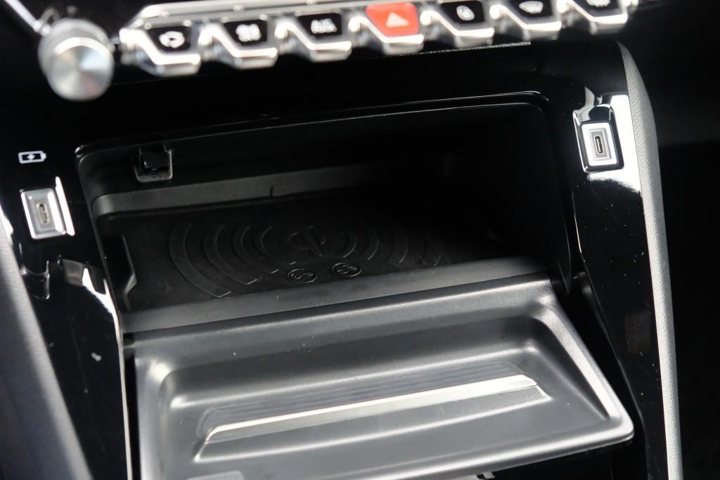 Peugeot 2008 1.2 Hybrid 145pk e-DCS6 GT | Navi | App Connect | Adaptive Cruise | Keyless | Alcantara | Camera | PDC afbeelding 22