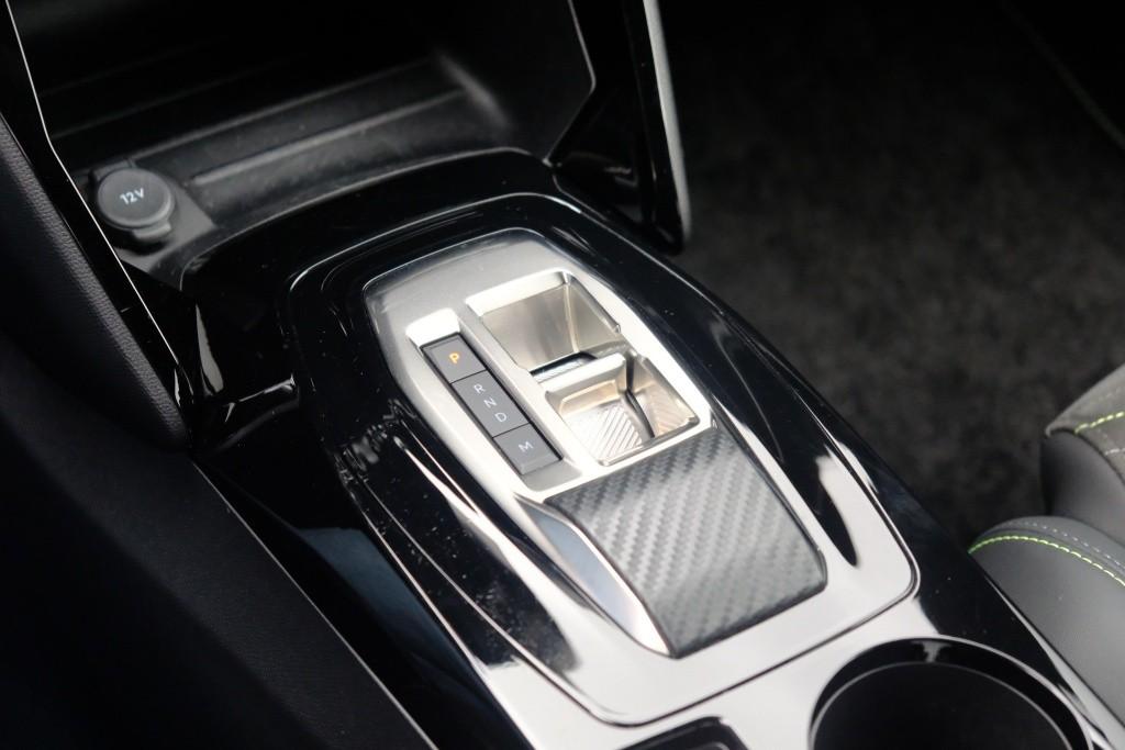 Peugeot 2008 1.2 Hybrid 145pk e-DCS6 GT | Navi | App Connect | Adaptive Cruise | Keyless | Alcantara | Camera | PDC afbeelding 23