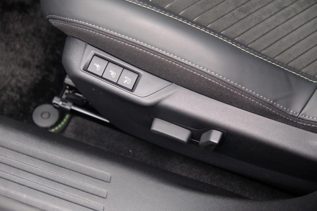 Peugeot 2008 1.2 Hybrid 145pk e-DCS6 GT | Navi | App Connect | Adaptive Cruise | Keyless | Alcantara | Camera | PDC afbeelding 24