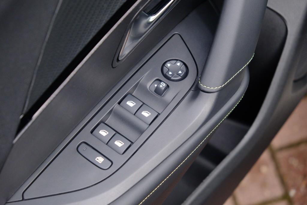 Peugeot 2008 1.2 Hybrid 145pk e-DCS6 GT | Navi | App Connect | Adaptive Cruise | Keyless | Alcantara | Camera | PDC afbeelding 25