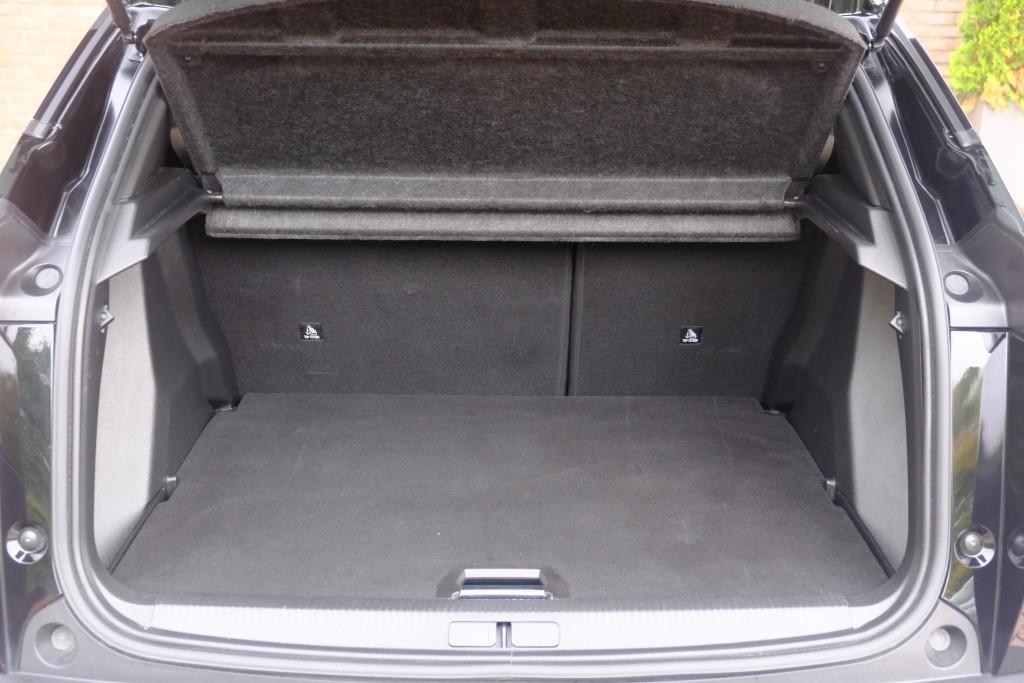 Peugeot 2008 1.2 Hybrid 145pk e-DCS6 GT | Navi | App Connect | Adaptive Cruise | Keyless | Alcantara | Camera | PDC afbeelding 31