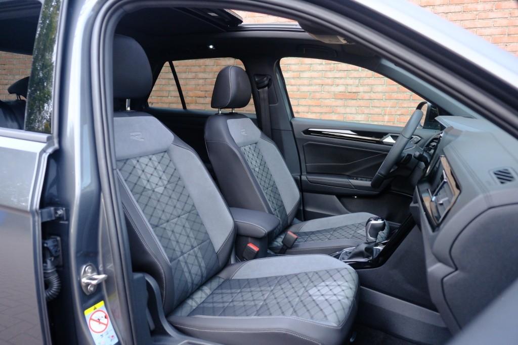 Volkswagen T-Roc 1.5 TSI 150pk DSG R-Line Edition Black Edition | Black Style | App Connect | Panoramadak | Camera | Keyless | Elektrische Achterklep | Matrix LED | Winter Pakket afbeelding 4