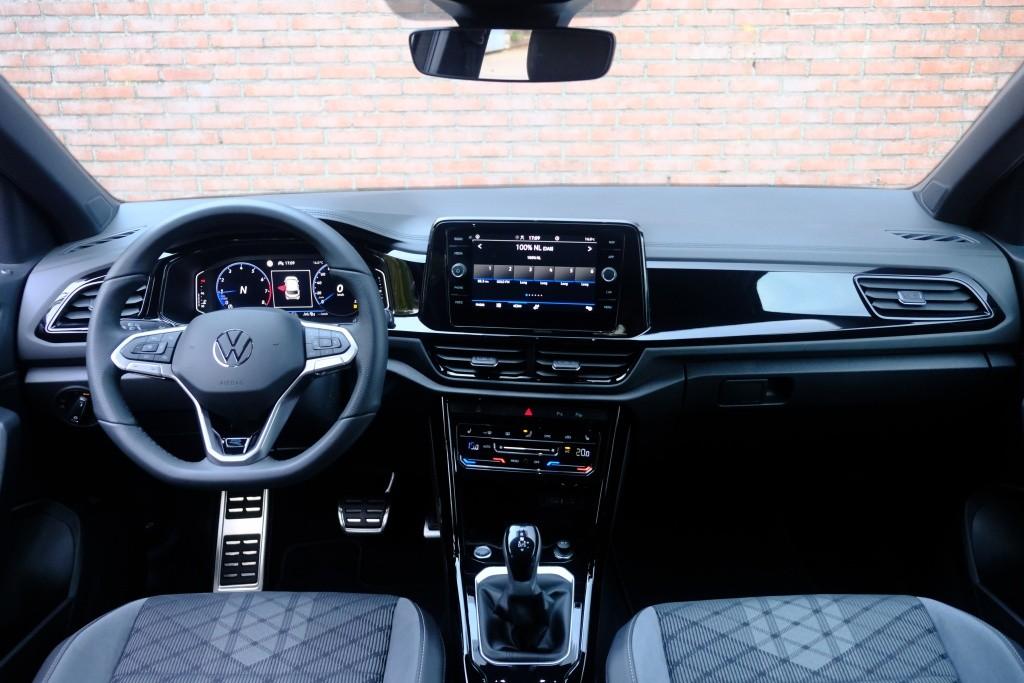 Volkswagen T-Roc 1.5 TSI 150pk DSG R-Line Edition Black Edition | Black Style | App Connect | Panoramadak | Camera | Keyless | Elektrische Achterklep | Matrix LED | Winter Pakket afbeelding 7