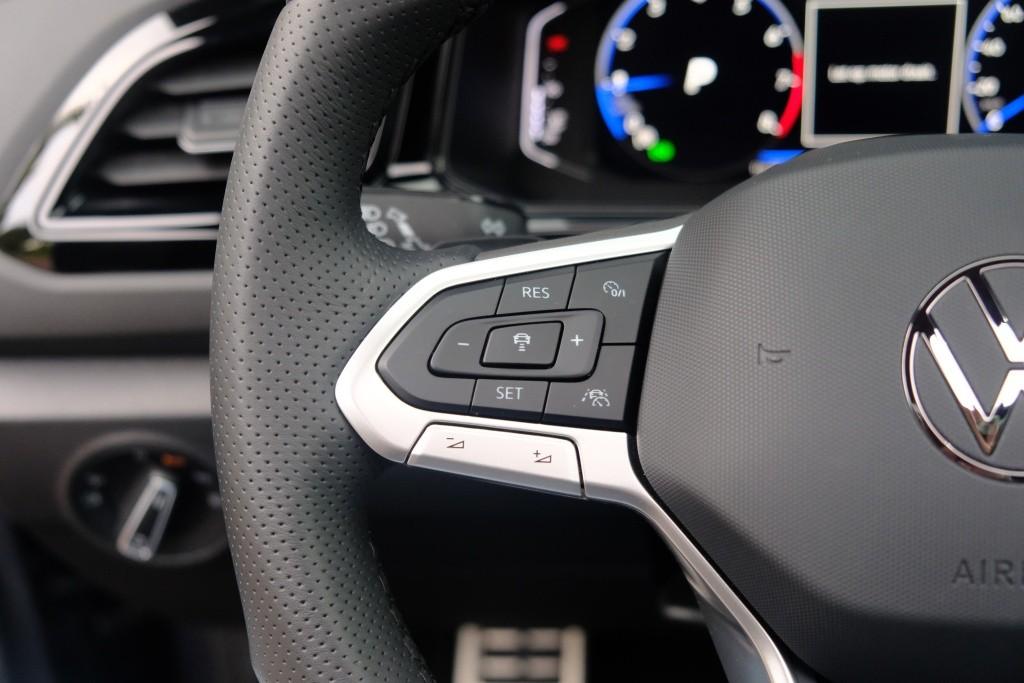 Volkswagen T-Roc 1.5 TSI 150pk DSG R-Line Edition Black Edition | Black Style | App Connect | Panoramadak | Camera | Keyless | Elektrische Achterklep | Matrix LED | Winter Pakket afbeelding 9