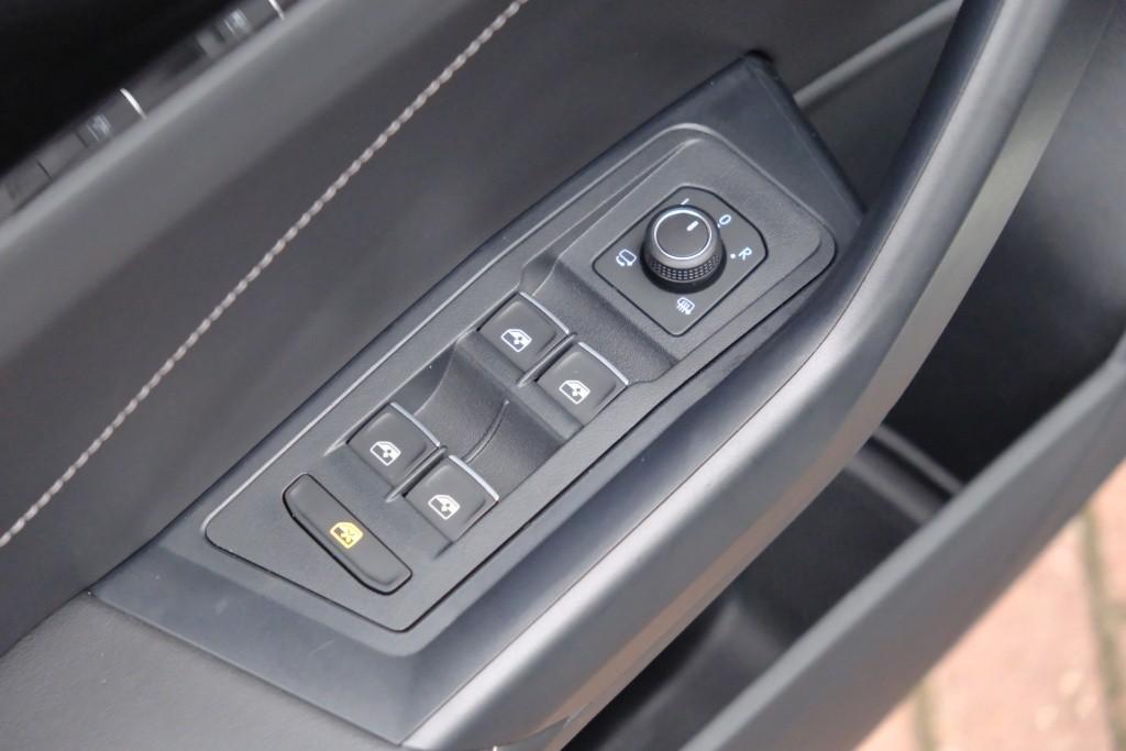 Volkswagen T-Roc 1.5 TSI 150pk DSG R-Line Edition Black Edition | Black Style | App Connect | Panoramadak | Camera | Keyless | Elektrische Achterklep | Matrix LED | Winter Pakket afbeelding 25