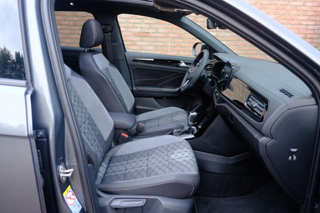 Volkswagen T-Roc 1.5 TSI 150pk DSG R-Line Edition Black Edition | Black Style | App Connect | Panoramadak | Camera | Keyless | Elektrische Achterklep | Matrix LED | Winter Pakket afbeelding 5