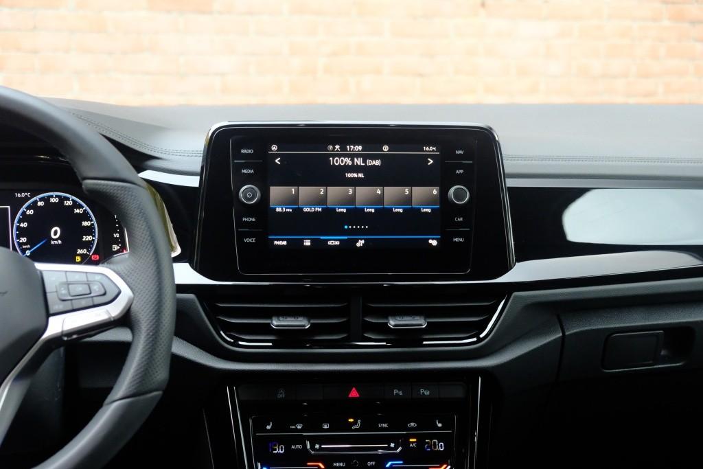 Volkswagen T-Roc 1.5 TSI 150pk DSG R-Line Edition Black Edition | Black Style | App Connect | Panoramadak | Camera | Keyless | Elektrische Achterklep | Matrix LED | Winter Pakket afbeelding 13