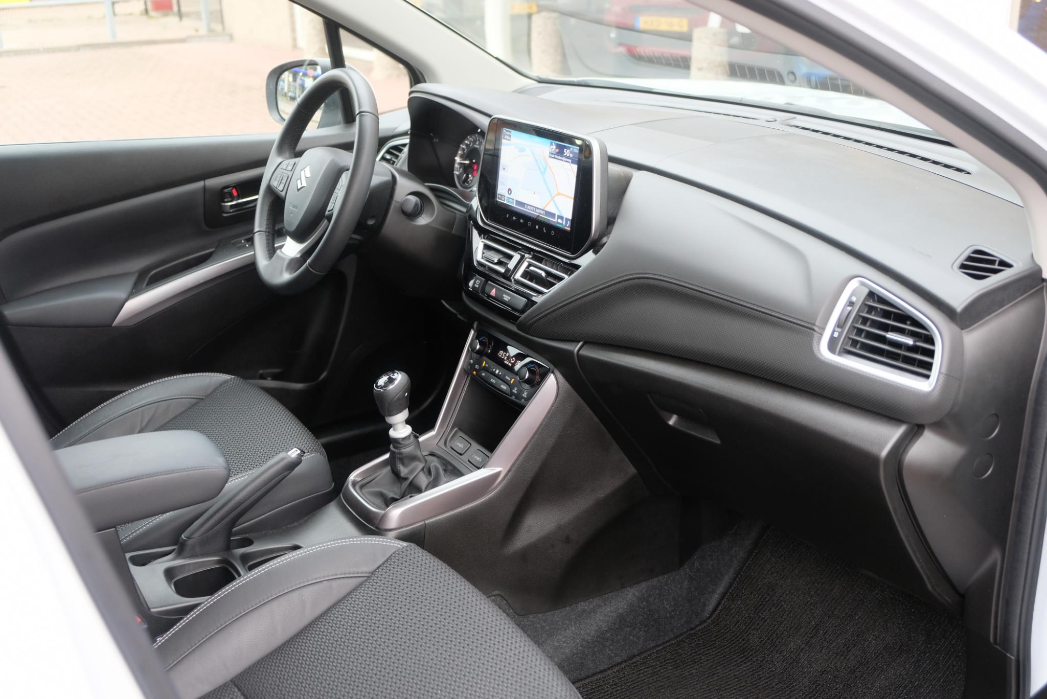 Suzuki S-Cross 1.4 Boosterjet 130pk Style Smart Hybrid | Navi | App Connect | Climate | Adaptive Cruise | Panoramadak | 360° Camera | Keyless | Blind Spot afbeelding 7
