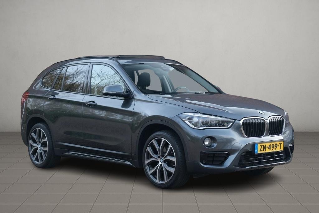 BMW X1 sDrive18i 140pk Aut. High Executive | Navi | Climate | Panoramadak | Head-up Display | Elektrische Achterklep | Stoelverwarming | PDC | Trekhaak afbeelding 1