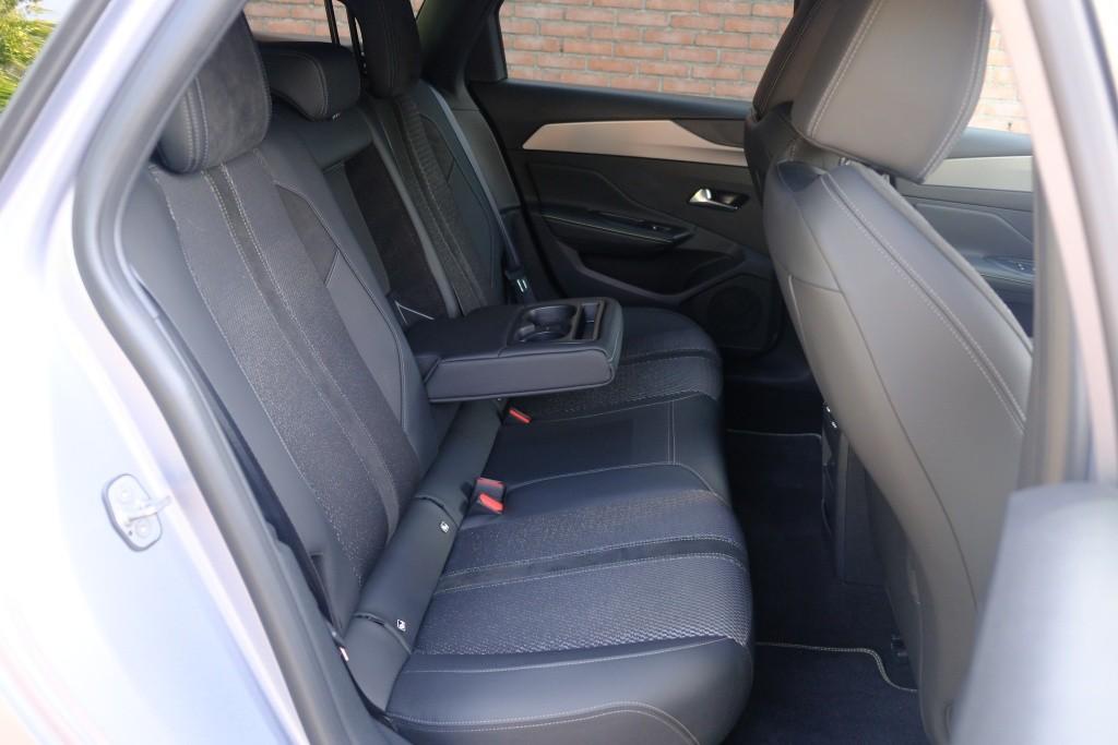 Peugeot 308 SW 1.2 PureTech 130pk EAT8 GT | Navi | App Connect | Climate | Adaptive Cruise | Camera | Keyless | PDC | 18" velgen afbeelding 4