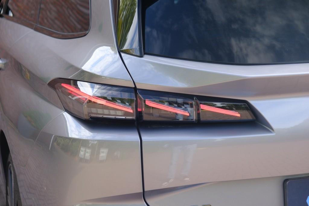 Peugeot 308 SW 1.2 PureTech 130pk EAT8 GT | Navi | App Connect | Climate | Adaptive Cruise | Camera | Keyless | PDC | 18" velgen afbeelding 23