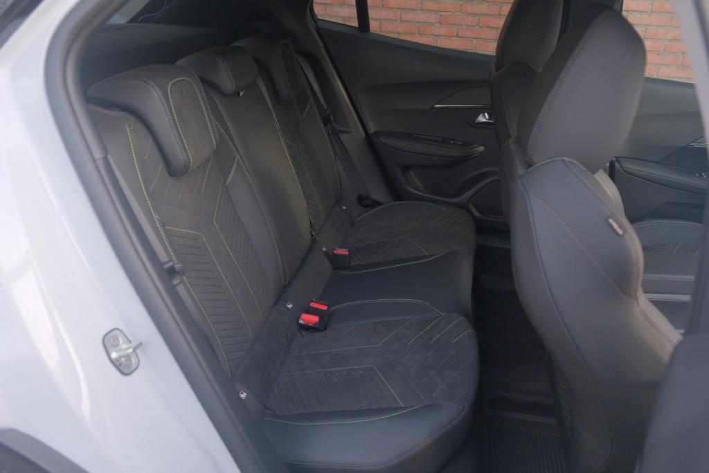 Peugeot 2008 1.2 Hybrid 145pk e-DCS6 GT | Navi | App Connect | Adaptive Cruise | Keyless | Alcantara | Camera | PDC afbeelding 3