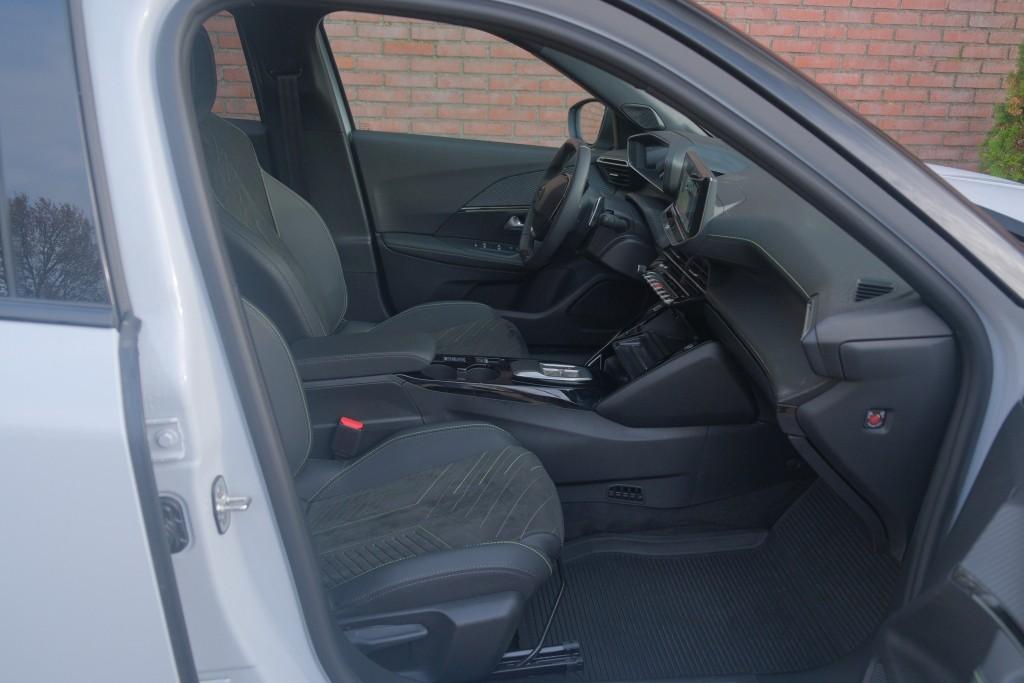 Peugeot 2008 1.2 Hybrid 145pk e-DCS6 GT | Navi | App Connect | Adaptive Cruise | Keyless | Alcantara | Camera | PDC afbeelding 4