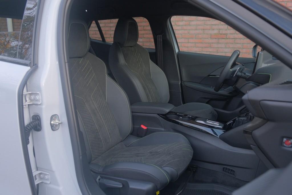 Peugeot 2008 1.2 Hybrid 145pk e-DCS6 GT | Navi | App Connect | Adaptive Cruise | Keyless | Alcantara | Camera | PDC afbeelding 5