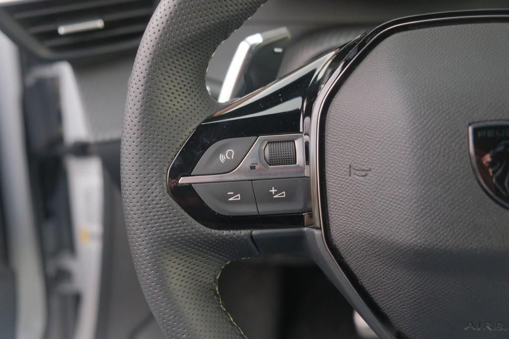 Peugeot 2008 1.2 Hybrid 145pk e-DCS6 GT | Navi | App Connect | Adaptive Cruise | Keyless | Alcantara | Camera | PDC afbeelding 8