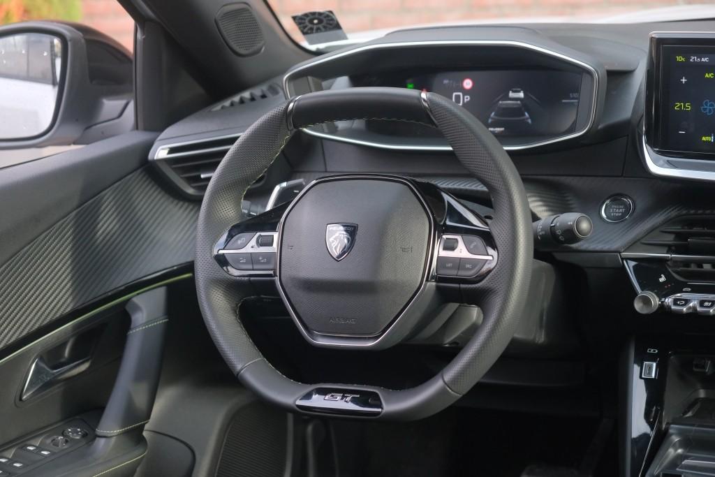 Peugeot 2008 1.2 Hybrid 145pk e-DCS6 GT | Navi | App Connect | Adaptive Cruise | Keyless | Alcantara | Camera | PDC afbeelding 11