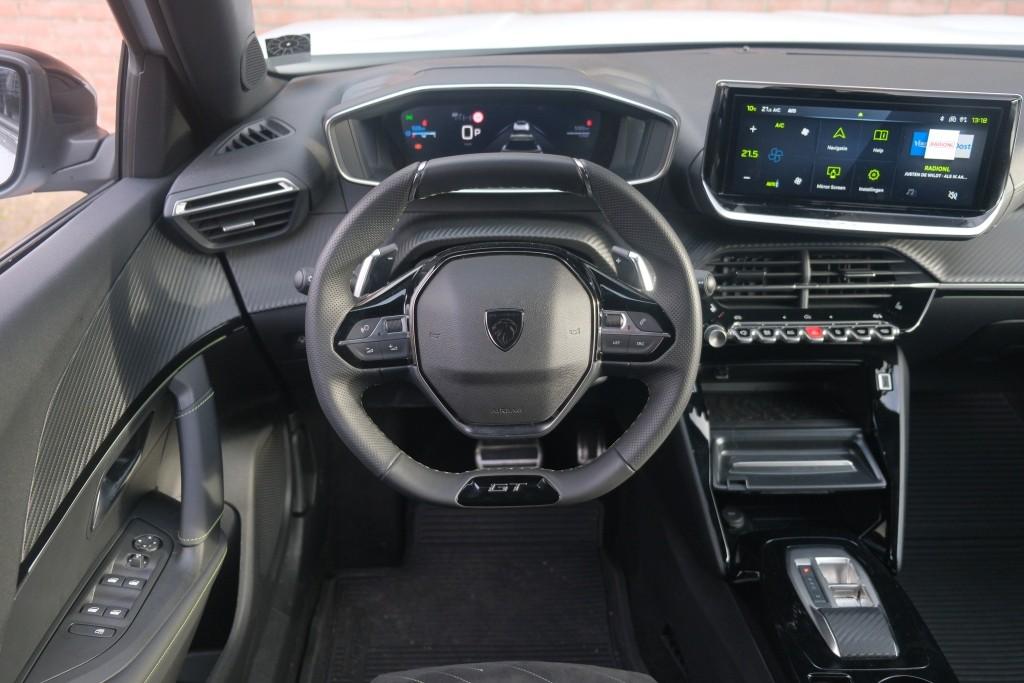 Peugeot 2008 1.2 Hybrid 145pk e-DCS6 GT | Navi | App Connect | Adaptive Cruise | Keyless | Alcantara | Camera | PDC afbeelding 12