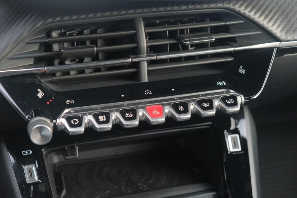 Peugeot 2008 1.2 Hybrid 145pk e-DCS6 GT | Navi | App Connect | Adaptive Cruise | Keyless | Alcantara | Camera | PDC afbeelding 18