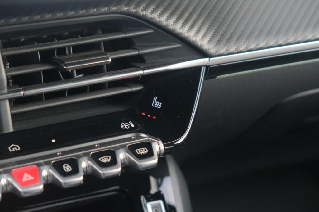 Peugeot 2008 1.2 Hybrid 145pk e-DCS6 GT | Navi | App Connect | Adaptive Cruise | Keyless | Alcantara | Camera | PDC afbeelding 19