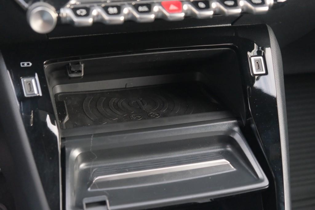 Peugeot 2008 1.2 Hybrid 145pk e-DCS6 GT | Navi | App Connect | Adaptive Cruise | Keyless | Alcantara | Camera | PDC afbeelding 20