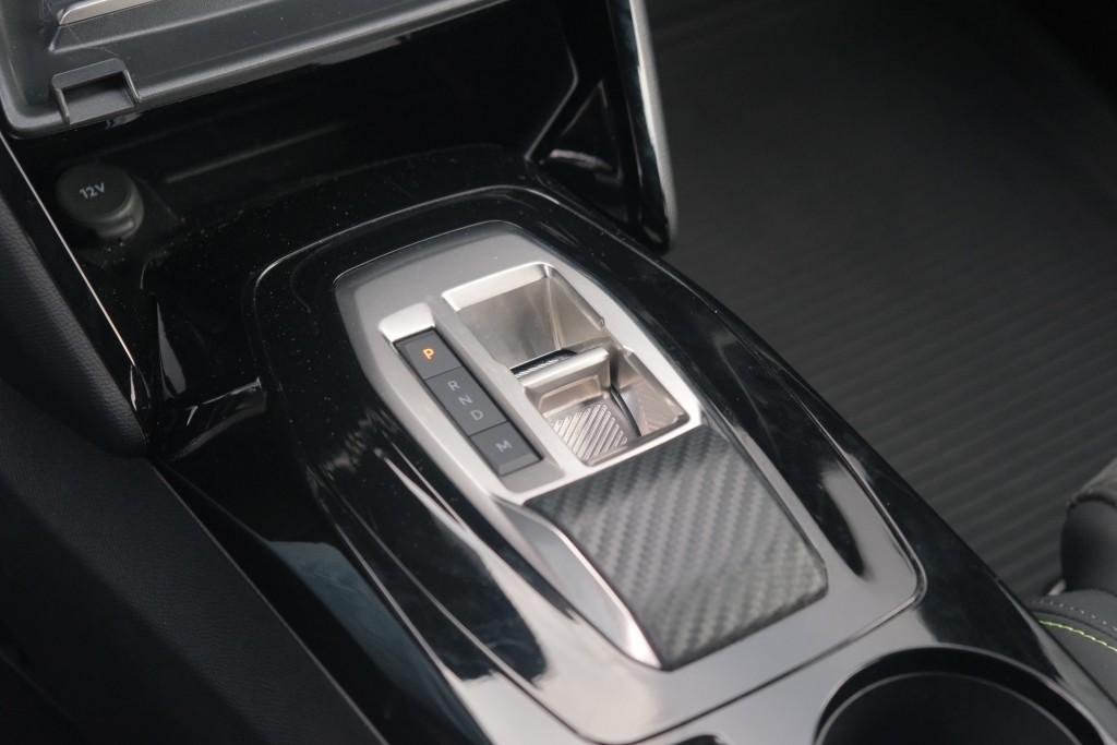 Peugeot 2008 1.2 Hybrid 145pk e-DCS6 GT | Navi | App Connect | Adaptive Cruise | Keyless | Alcantara | Camera | PDC afbeelding 21