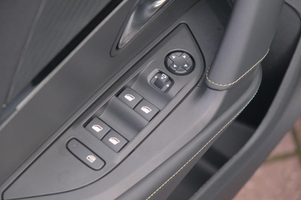 Peugeot 2008 1.2 Hybrid 145pk e-DCS6 GT | Navi | App Connect | Adaptive Cruise | Keyless | Alcantara | Camera | PDC afbeelding 23