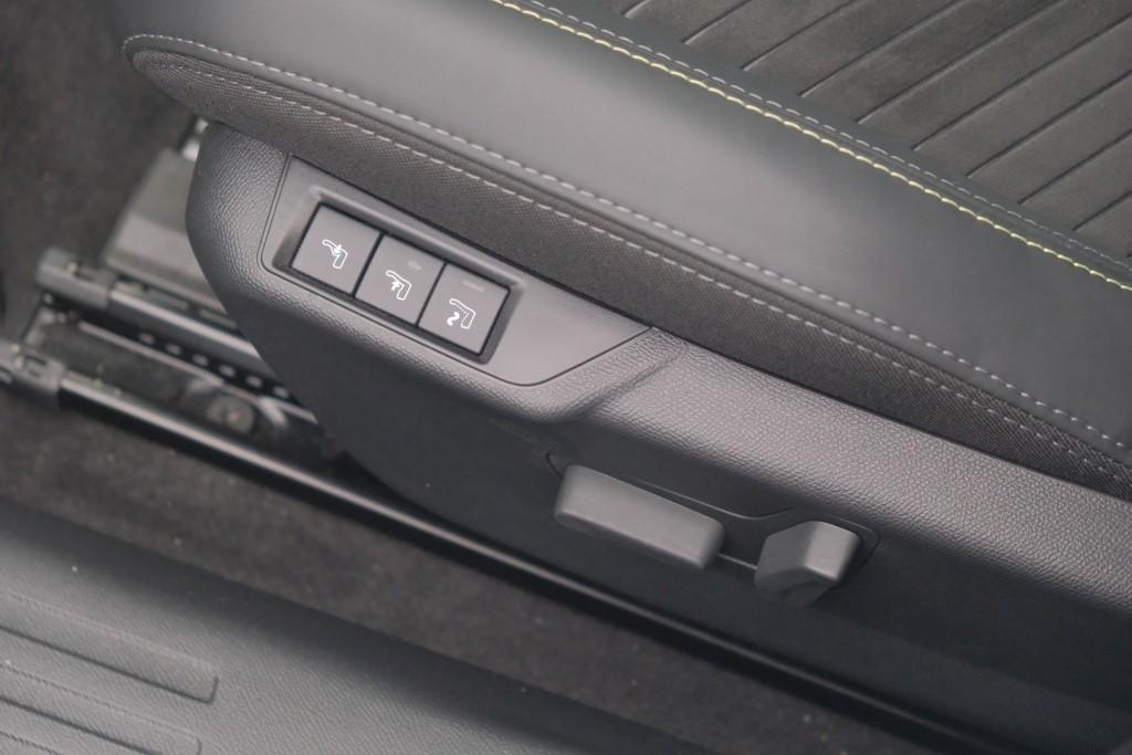 Peugeot 2008 1.2 Hybrid 145pk e-DCS6 GT | Navi | App Connect | Adaptive Cruise | Keyless | Alcantara | Camera | PDC afbeelding 24