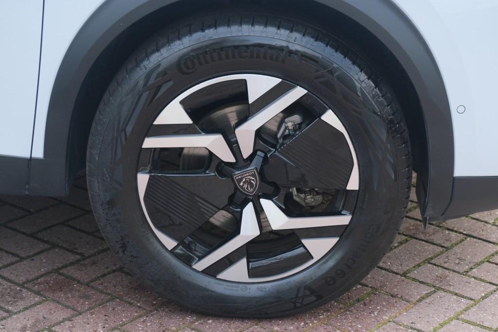 Peugeot 2008 1.2 Hybrid 145pk e-DCS6 GT | Navi | App Connect | Adaptive Cruise | Keyless | Alcantara | Camera | PDC afbeelding 26