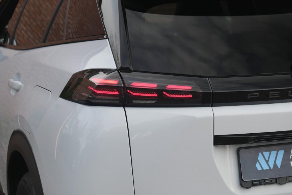 Peugeot 2008 1.2 Hybrid 145pk e-DCS6 GT | Navi | App Connect | Adaptive Cruise | Keyless | Alcantara | Camera | PDC afbeelding 27