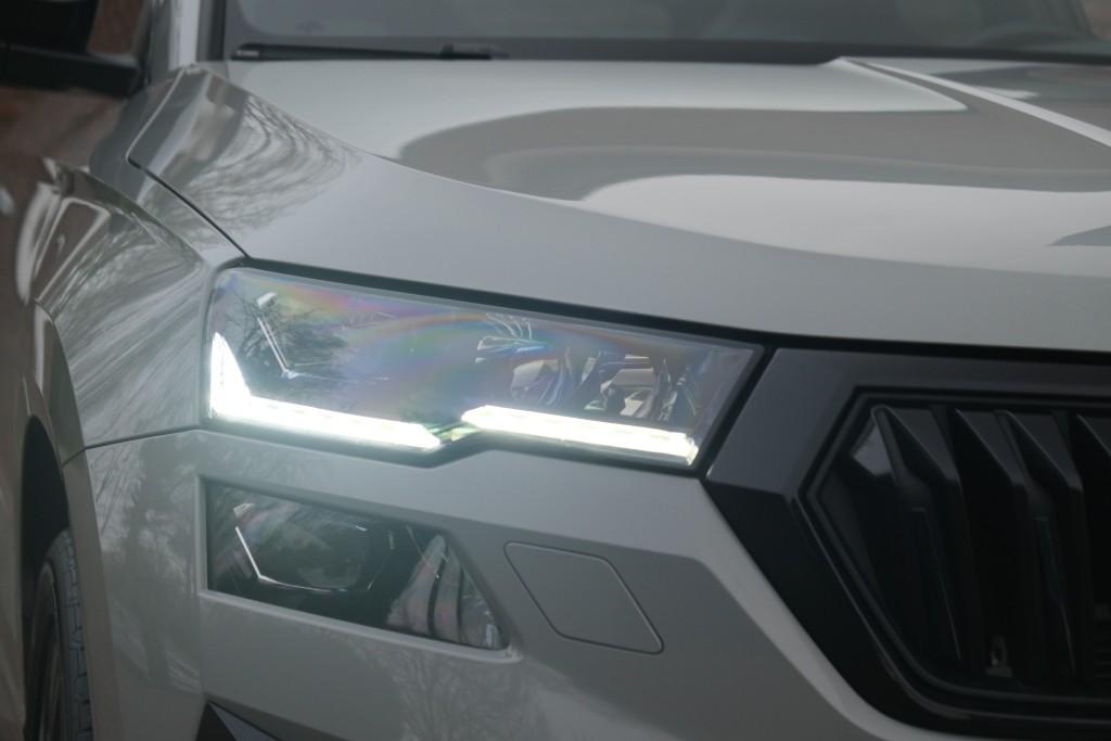 Skoda Karoq 1.5 TSi 150pk DSG Sportline Business | Navi | App Connect | Climate | Adaptive Cruise | Panoramadak | Keyless | Camera | Trekhaak afbeelding 2