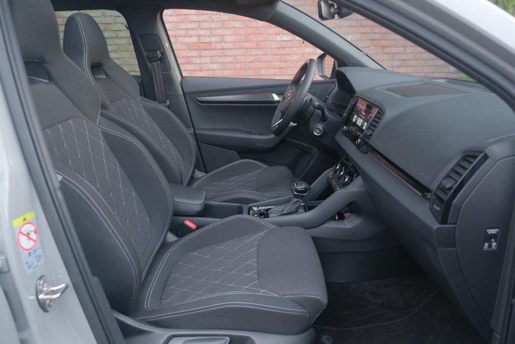 Skoda Karoq 1.5 TSi 150pk DSG Sportline Business | Navi | App Connect | Climate | Adaptive Cruise | Panoramadak | Keyless | Camera | Trekhaak afbeelding 4