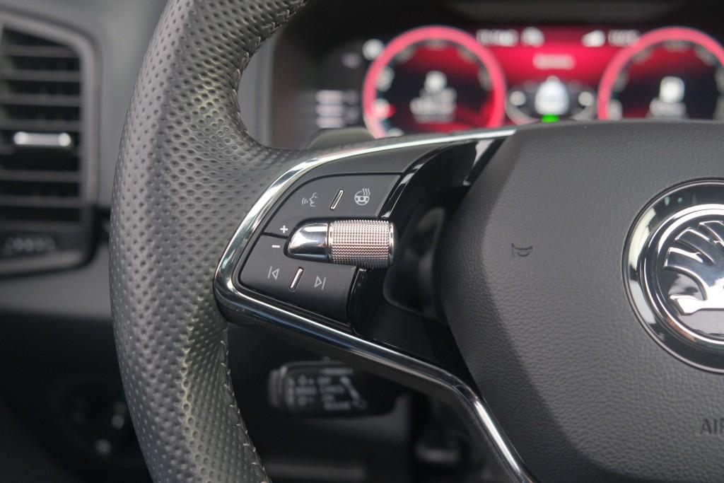 Skoda Karoq 1.5 TSi 150pk DSG Sportline Business | Navi | App Connect | Climate | Adaptive Cruise | Panoramadak | Keyless | Camera | Trekhaak afbeelding 9