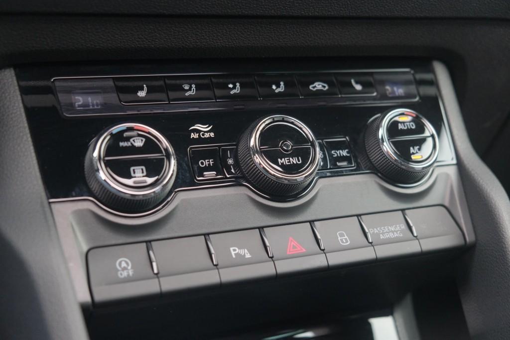 Skoda Karoq 1.5 TSi 150pk DSG Sportline Business | Navi | App Connect | Climate | Adaptive Cruise | Panoramadak | Keyless | Camera | Trekhaak afbeelding 24