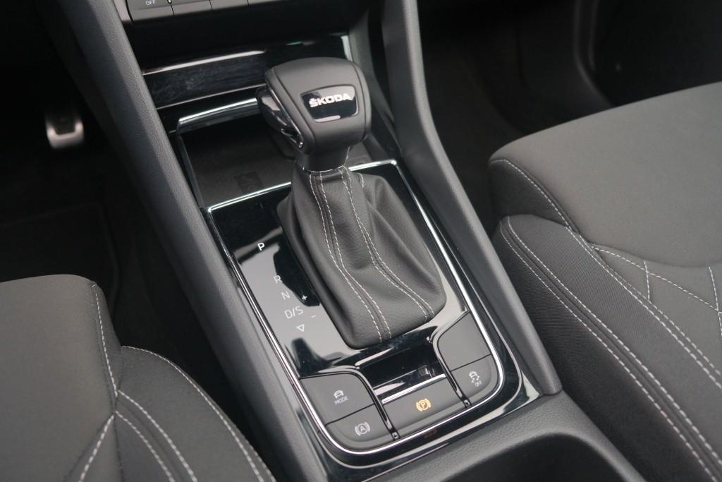 Skoda Karoq 1.5 TSi 150pk DSG Sportline Business | Navi | App Connect | Climate | Adaptive Cruise | Panoramadak | Keyless | Camera | Trekhaak afbeelding 25