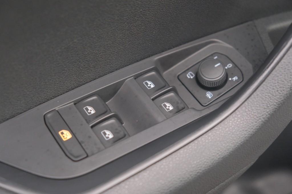 Skoda Karoq 1.5 TSi 150pk DSG Sportline Business | Navi | App Connect | Climate | Adaptive Cruise | Panoramadak | Keyless | Camera | Trekhaak afbeelding 27