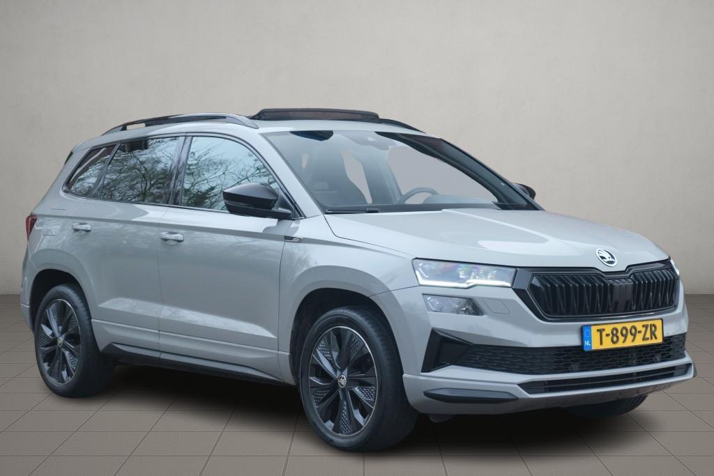 Skoda Karoq 1.5 TSi 150pk DSG Sportline Business | Navi | App Connect | Climate | Adaptive Cruise | Panoramadak | Keyless | Camera | Trekhaak afbeelding 1