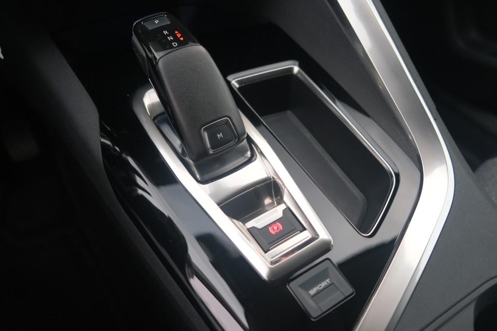 Peugeot 3008 1.2 PureTech 130pk EAT8 Allure | Navi | App Connect | Climate | Cruise | Camera | PDC | Trekhaak afbeelding 19