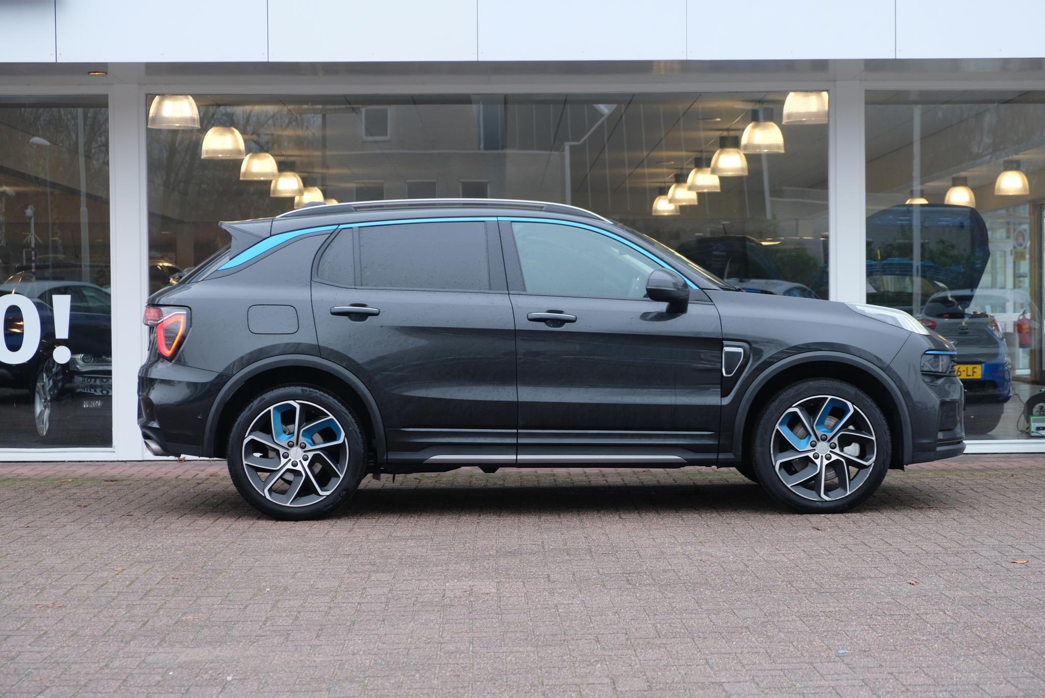 Lynk & Co 01 1.5 Plug-in Hybrid 261pk Aut. | Navi | Trekhaak | App Connect | Adaptive Cruise | Panoramadak | Camera | 20" velgen afbeelding 4