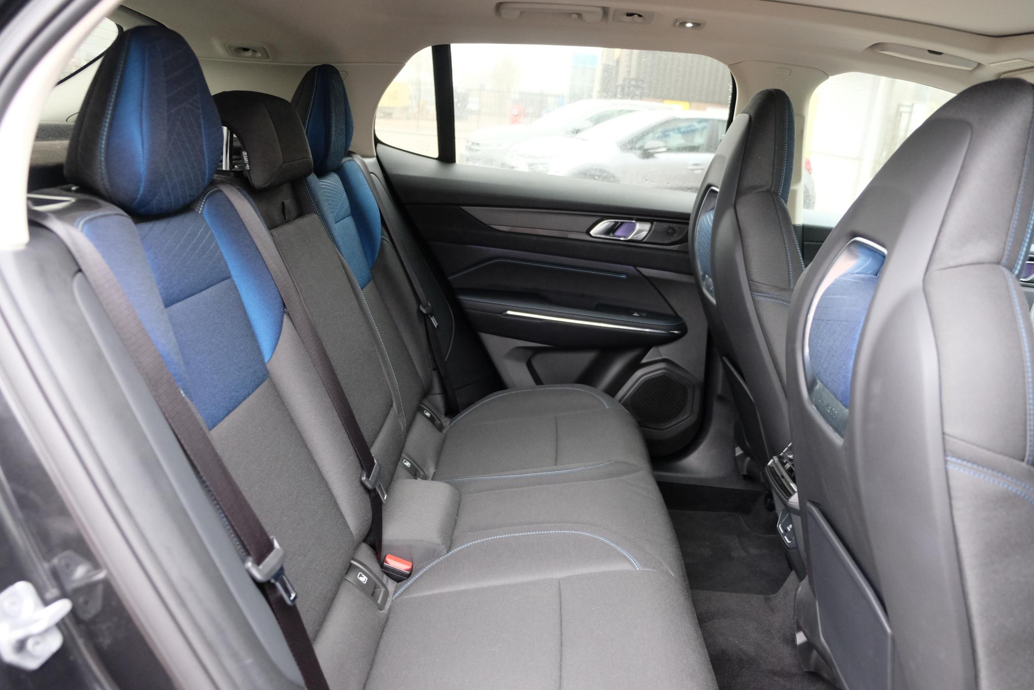 Lynk & Co 01 1.5 Plug-in Hybrid 261pk Aut. | Navi | Trekhaak | App Connect | Adaptive Cruise | Panoramadak | Camera | 20" velgen afbeelding 9