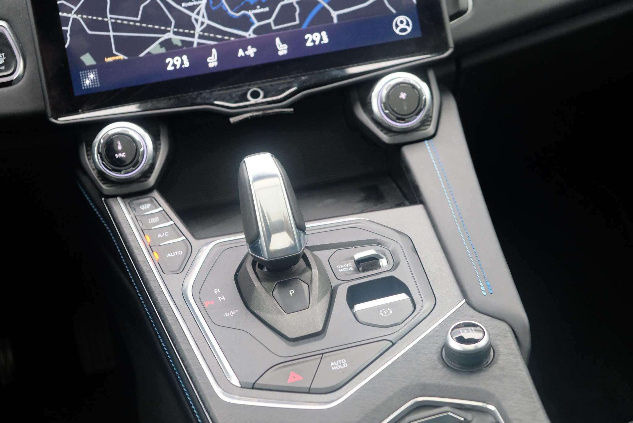 Lynk & Co 01 1.5 Plug-in Hybrid 261pk Aut. | Navi | Trekhaak | App Connect | Adaptive Cruise | Panoramadak | Camera | 20" velgen afbeelding 11