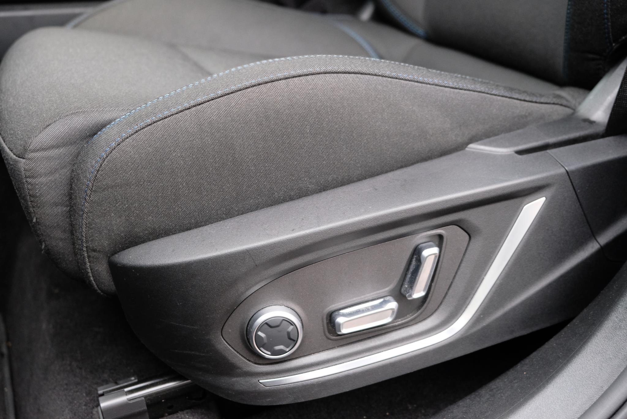 Lynk & Co 01 1.5 Plug-in Hybrid 261pk Aut. | Navi | Trekhaak | App Connect | Adaptive Cruise | Panoramadak | Camera | 20" velgen afbeelding 18