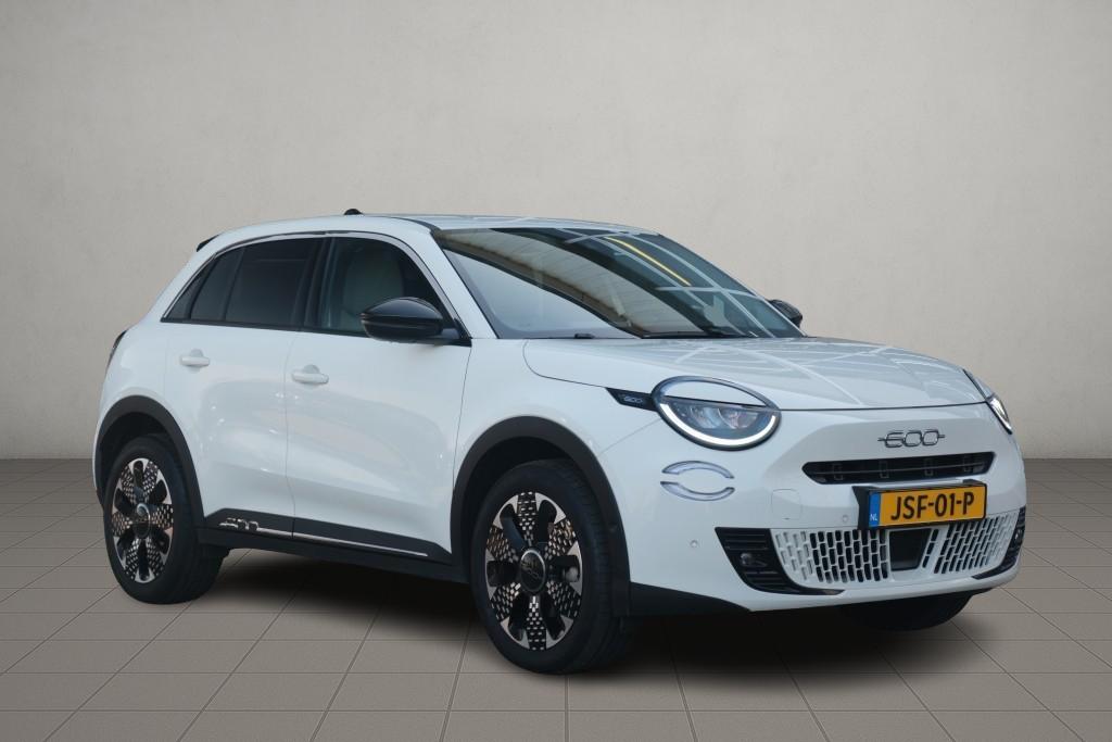 Fiat 600 1.2 Hybrid 110pk DCT6 La Prima | Navi | App Connect | Adaptive Cruise | Climate | Keyless | Camera | Leder | Elektrische Achterklep afbeelding 1