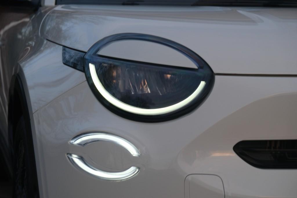 Fiat 600 1.2 Hybrid 110pk DCT6 La Prima | Navi | App Connect | Adaptive Cruise | Climate | Keyless | Camera | Leder | Elektrische Achterklep afbeelding 2