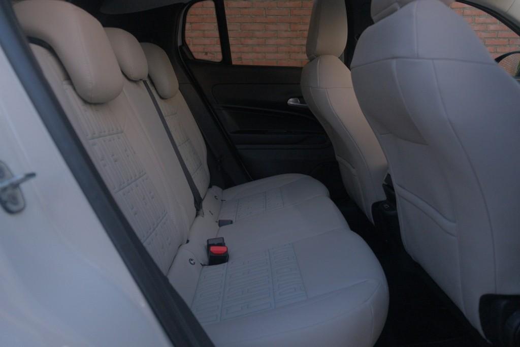 Fiat 600 1.2 Hybrid 110pk DCT6 La Prima | Navi | App Connect | Adaptive Cruise | Climate | Keyless | Camera | Leder | Elektrische Achterklep afbeelding 3