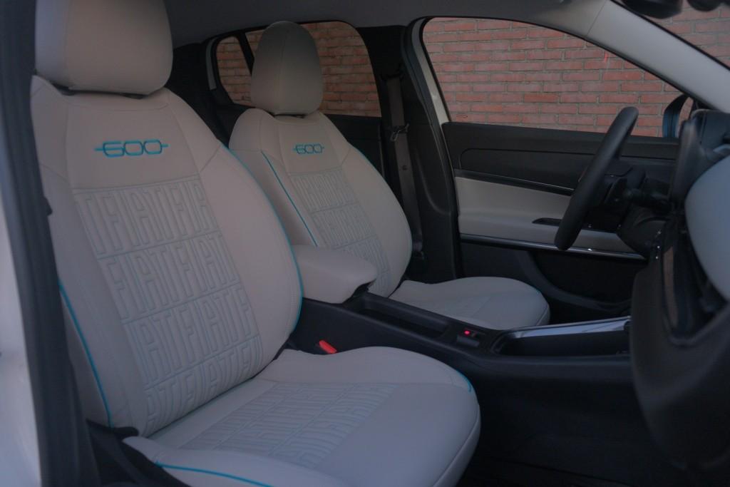 Fiat 600 1.2 Hybrid 110pk DCT6 La Prima | Navi | App Connect | Adaptive Cruise | Climate | Keyless | Camera | Leder | Elektrische Achterklep afbeelding 5