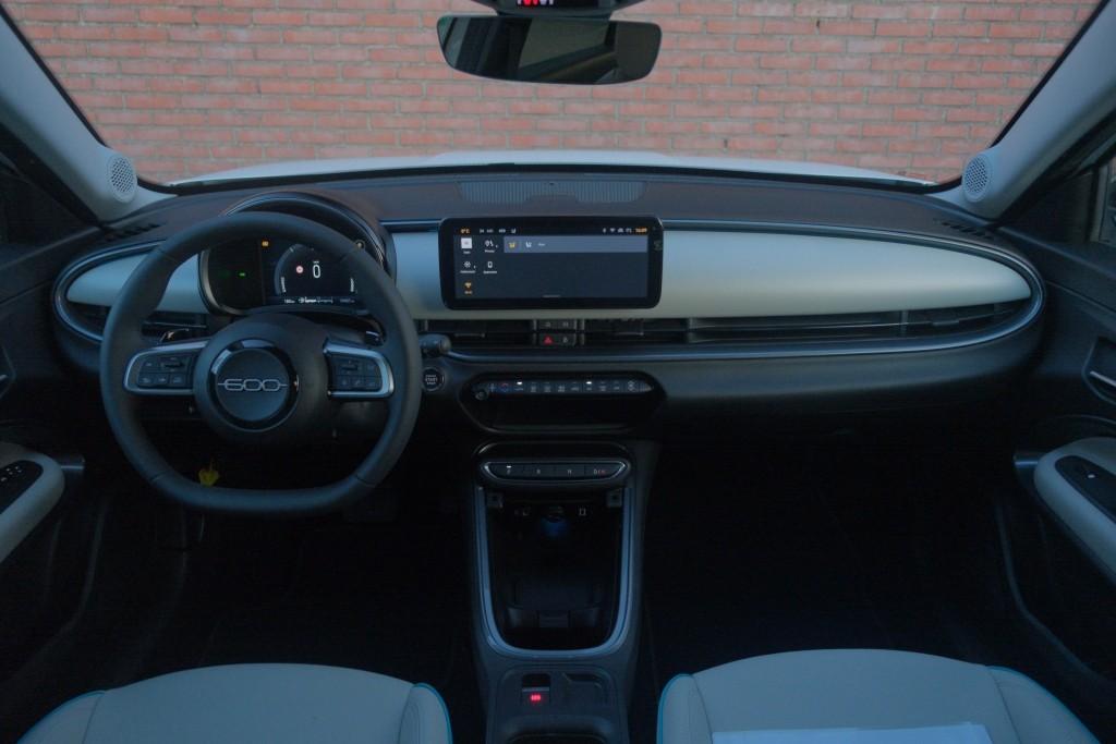 Fiat 600 1.2 Hybrid 110pk DCT6 La Prima | Navi | App Connect | Adaptive Cruise | Climate | Keyless | Camera | Leder | Elektrische Achterklep afbeelding 6