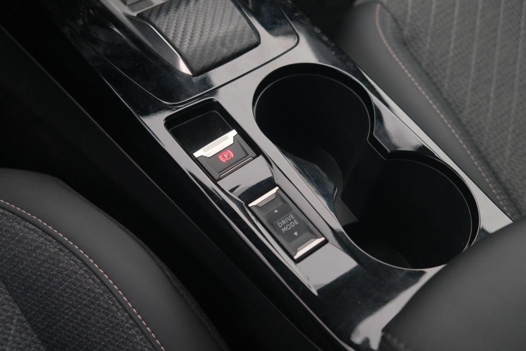 Peugeot 208 1.2 Hybrid 110pk e-DCS6 Allure | Navi | App Connect | Climate | Cruise | Camera | Blind Spot | PDC afbeelding 23